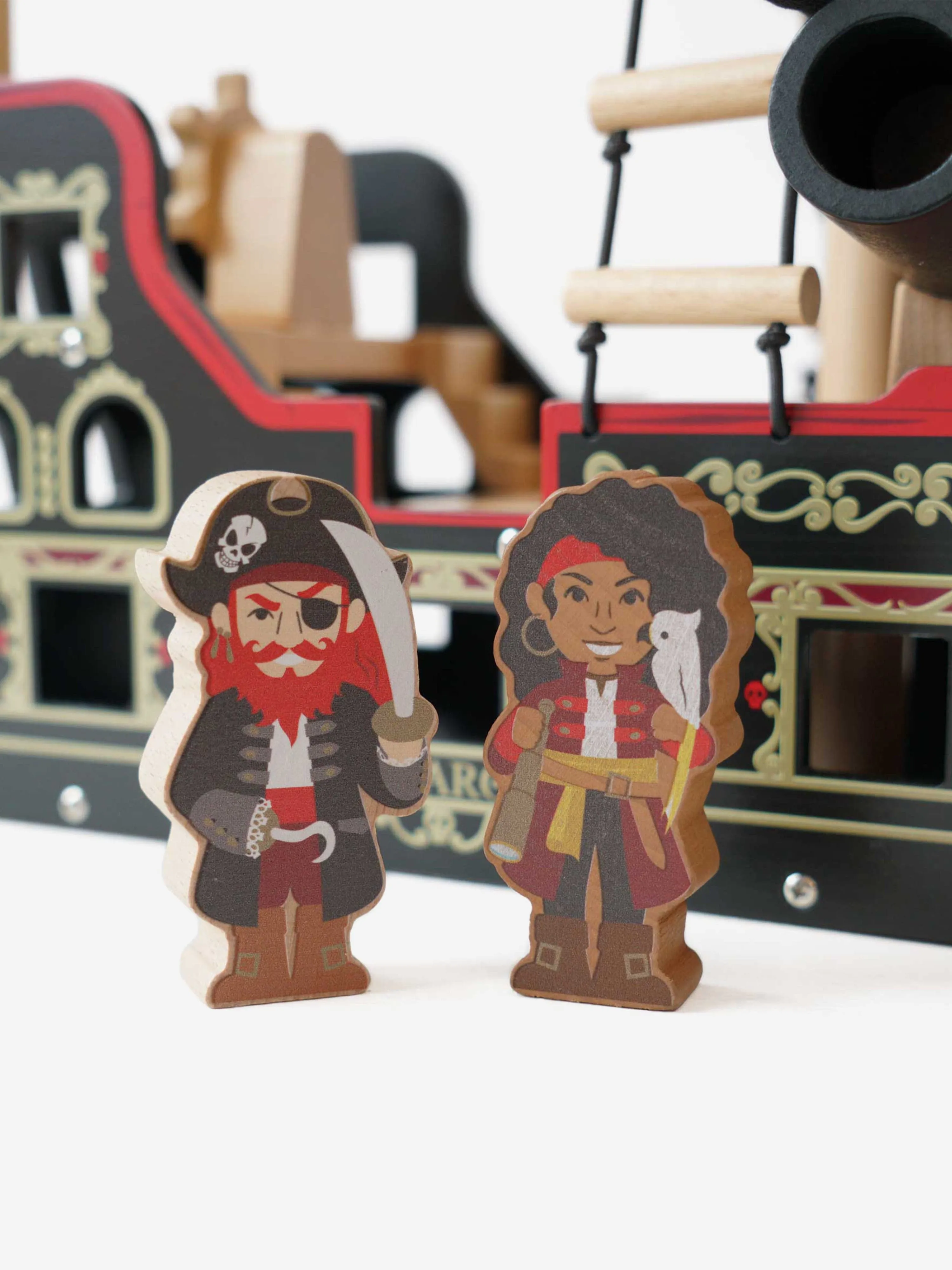 Le Toy Van Barbarossa Pirate Ship & Characters (50 x 19 x 48cm)