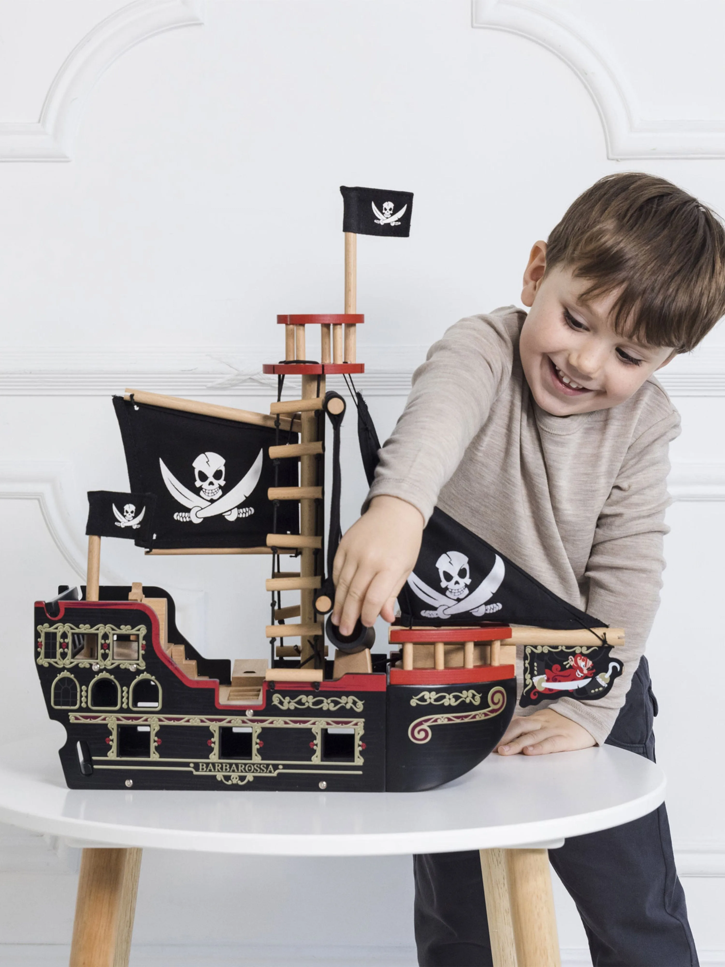Le Toy Van Barbarossa Pirate Ship & Characters (50 x 19 x 48cm)