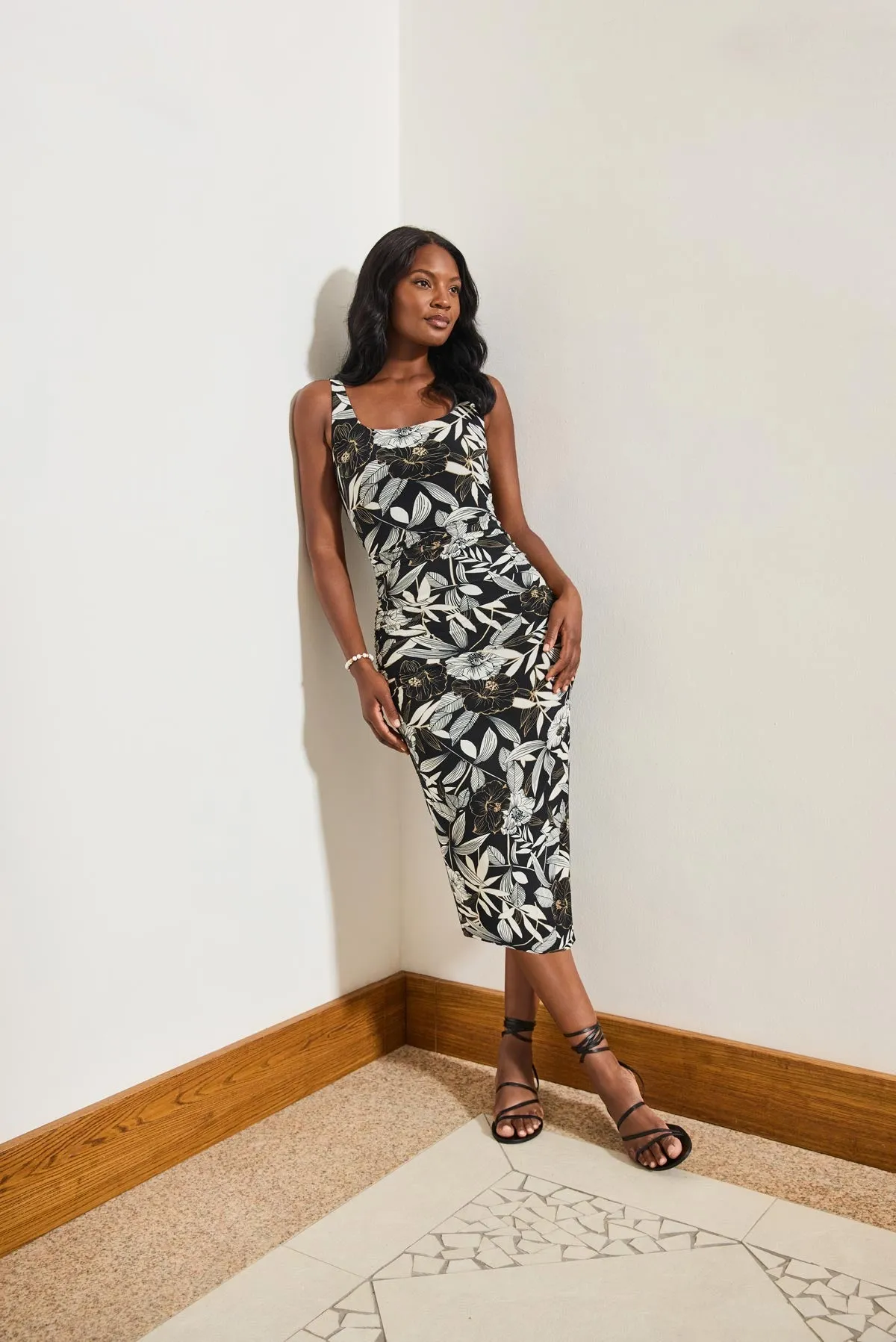 Suki Shaping Dress In Lirios